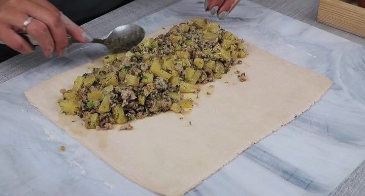 Листковий пиріг з картоплею і фаршем. Пиріг з готового листкового тіста з начинкою