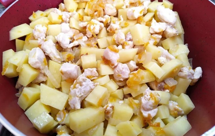 Смачна страва зі звичайної картоплі і курки. Виручає, коли залишилося мало грошей до зарплати