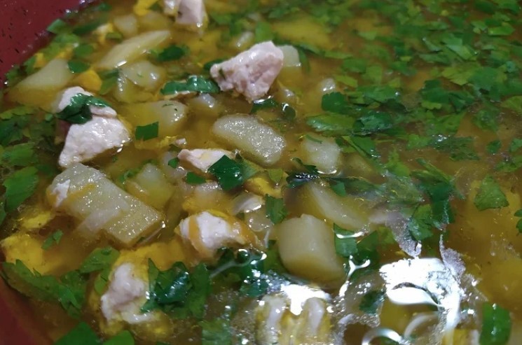 Смачна страва зі звичайної картоплі і курки. Виручає, коли залишилося мало грошей до зарплати