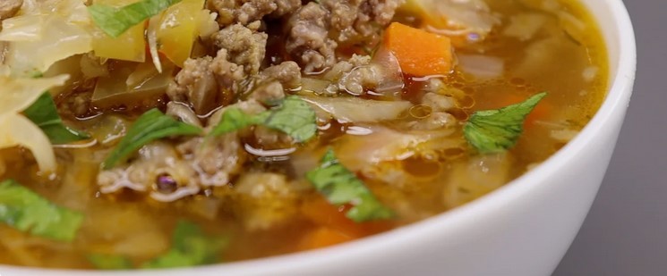 Можна навіть не вміти готувати: дуже простий рецепт смачного, насиченого супу