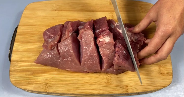 Запікаю м'ясо разом з маринованими овочами. Виходить соковито і дуже смачно
