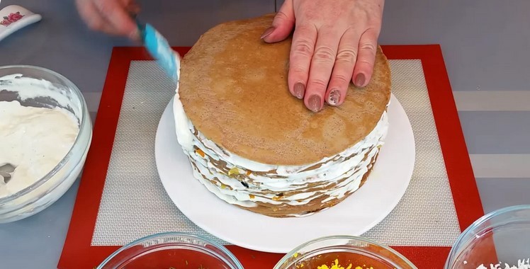 Смачний печінковий торт з цибулею, морквою та грибами