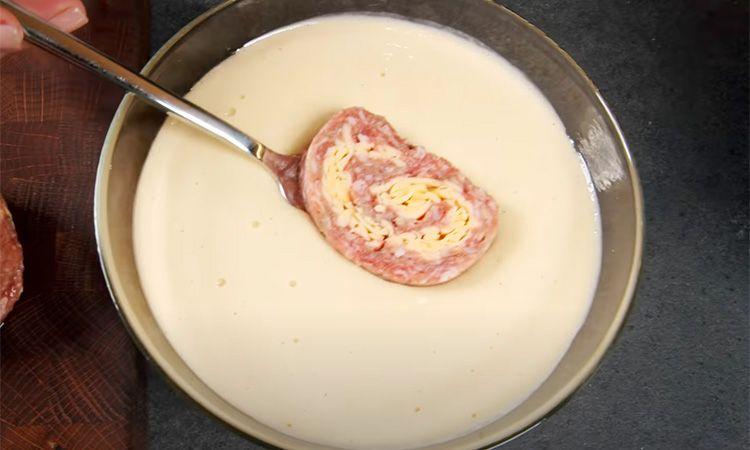 Робимо котлети як ковбасу. Потім, замість довгого ліплення, ріжемо прямо на сковороду
