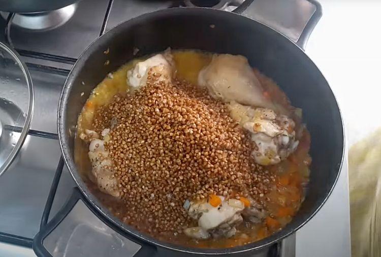 Перетворюємо гречку майже на плов. Трохи курки із засмажкою і у нас повноцінна страва