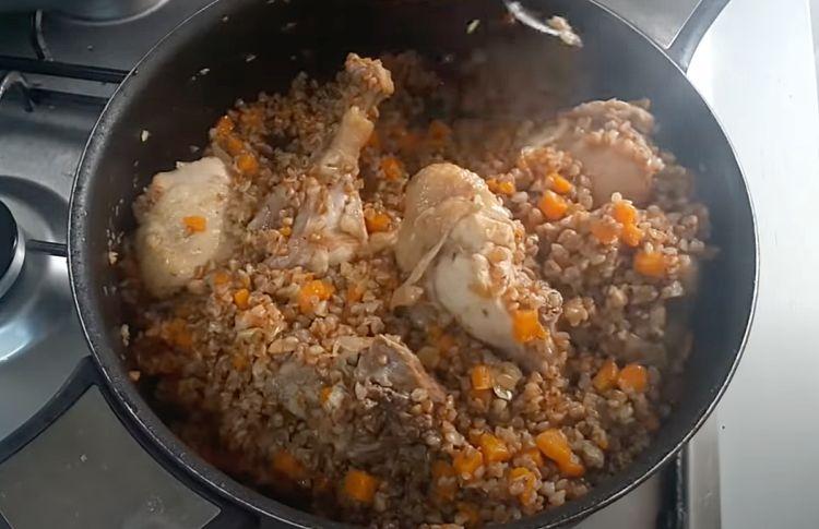 Перетворюємо гречку майже на плов. Трохи курки із засмажкою і у нас повноцінна страва