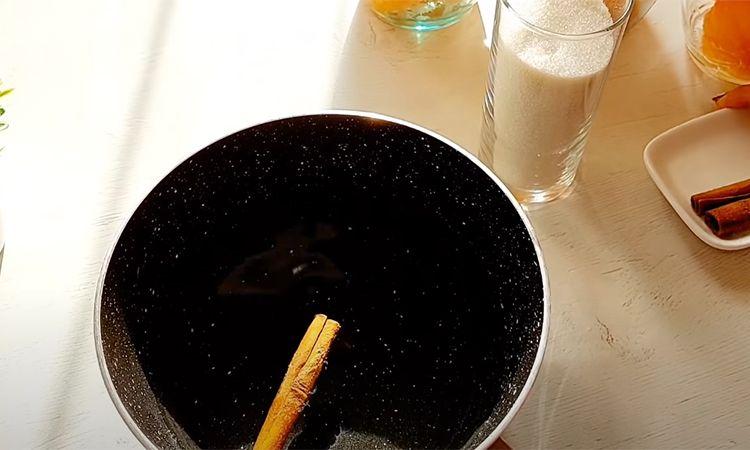 Кладемо мандарини в банки і закатуємо як консервацію. Не втрачають смак і соковитість