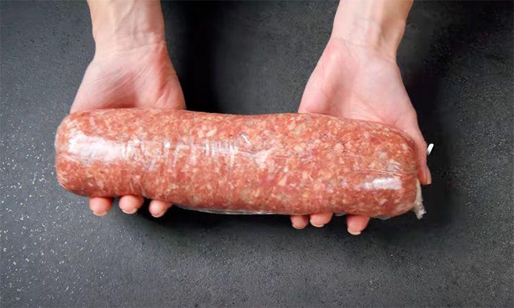 Робимо котлети як ковбасу. Потім, замість довгого ліплення, ріжемо прямо на сковороду