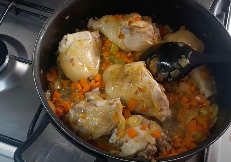 Перетворюємо гречку майже на плов. Трохи курки із засмажкою і у нас повноцінна страва