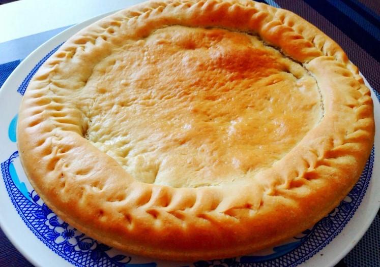 Пісний дріжджовий пиріг з капустою та грибами: рецепт ситної випічки