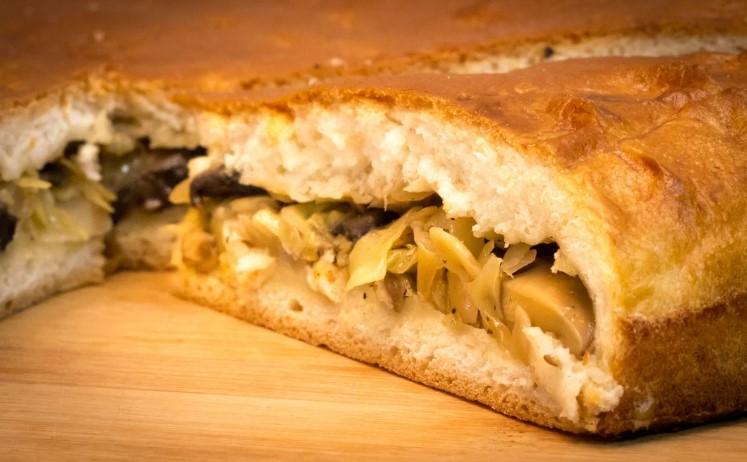 Пісний дріжджовий пиріг з капустою та грибами: рецепт ситної випічки