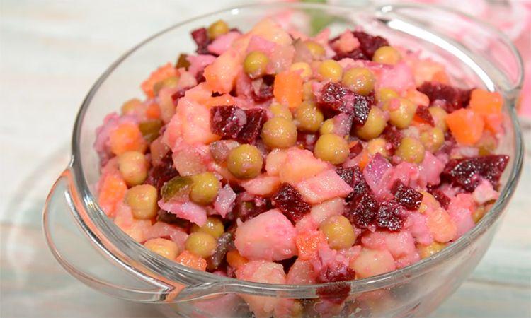 Морський салат з банки горошку. Додаємо оселедець і готово