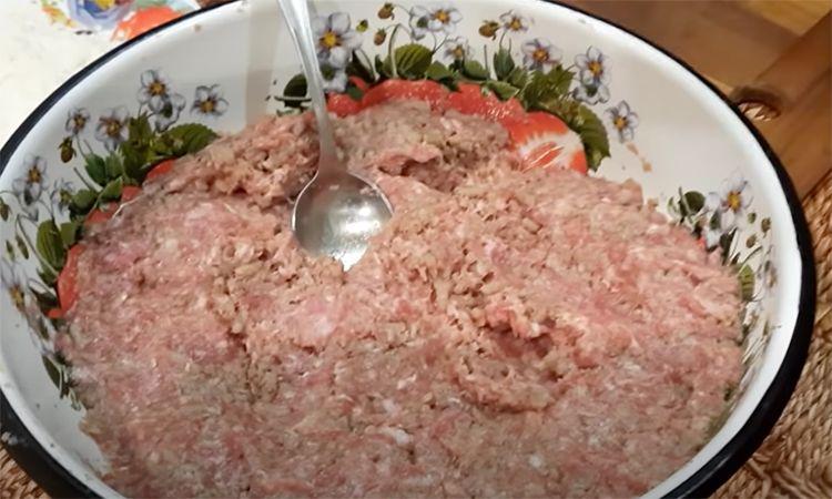 З'єднуємо склянку гречки та фарш. Котлети на кожен день: за смаком наче всередині суцільне м'ясо