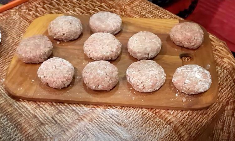 З'єднуємо склянку гречки та фарш. Котлети на кожен день: за смаком наче всередині суцільне м'ясо