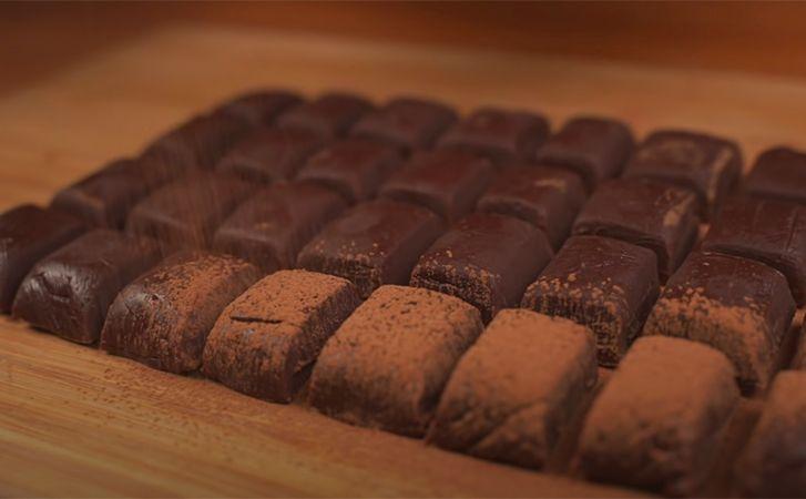 Банка згущеного молока і трохи какао: за 30 хвилин приготували домашні цукерки