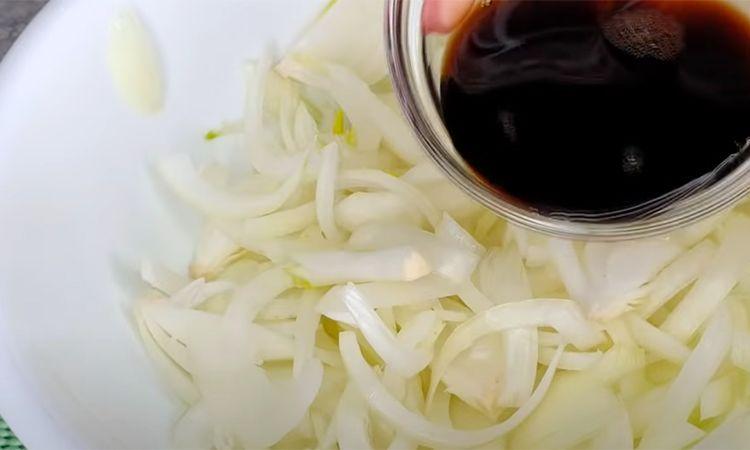 М'ясо на сковороді смачніше за шашлик. Хитрість у маринаді з цибулі