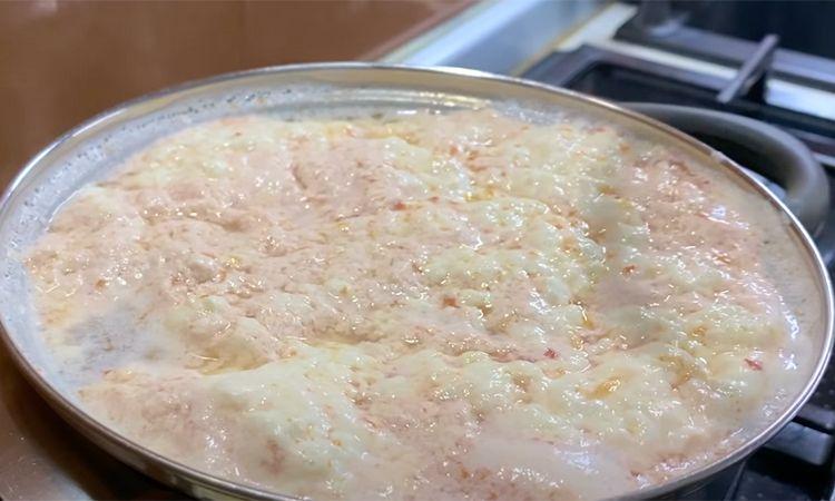 Варимо молоко 15 хвилин і додаємо томатний сік. Через 3 години на столі готовий сир