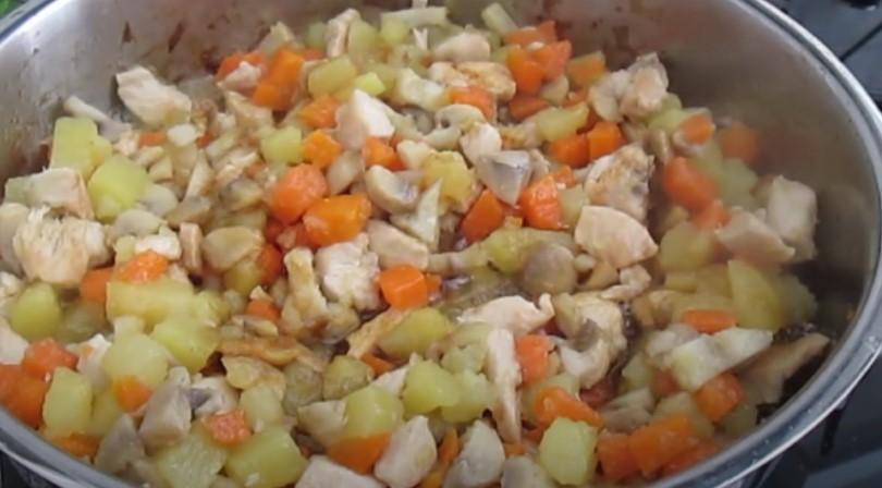 Плов із куркою та яйцями на плиті: незвичайний рецепт