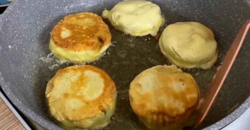 Як приготувати найсмачніші пиріжки з картоплею на сковороді