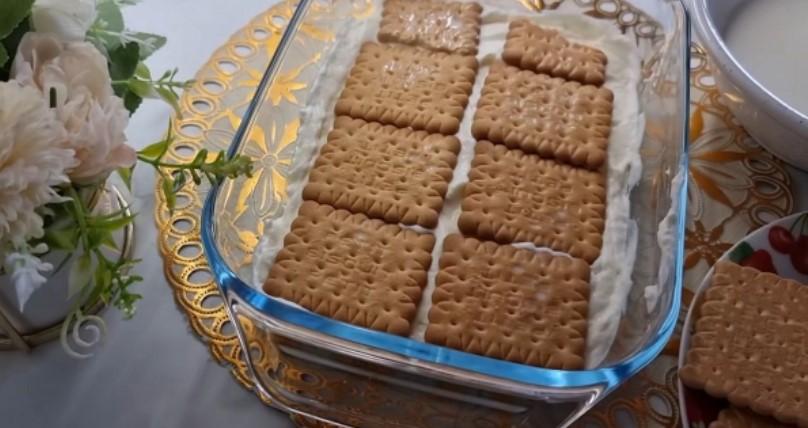 Багатошаровий десерт із молока та печива без випічки