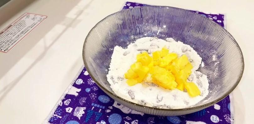 М'які булочки з родзинками та цукровою крихтою