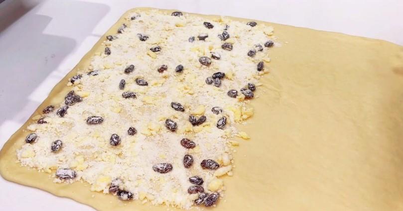 М'які булочки з родзинками та цукровою крихтою