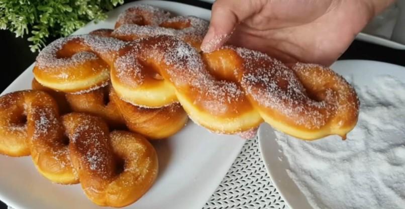 Пишні пончики на дріжджах у формі косички