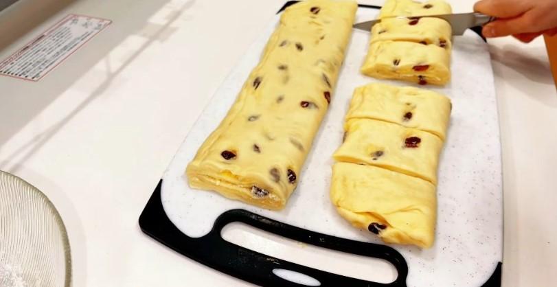 М'які булочки з родзинками та цукровою крихтою