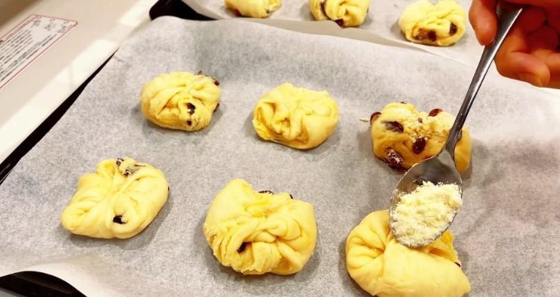 М'які булочки з родзинками та цукровою крихтою