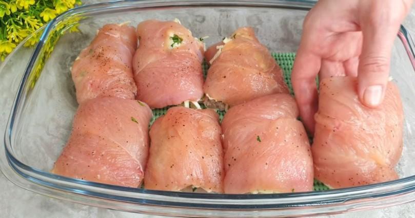 Рецепт з приготування ніжних курячих рулетиків із сиром у духовці