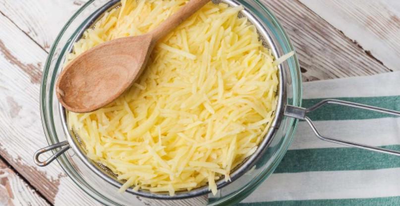 Єврейський картопляний кугель з цибулею та яйцями