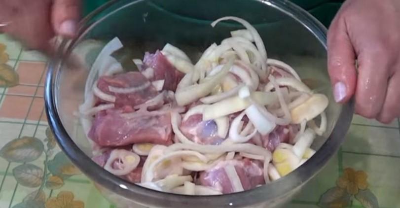 Нічний маринад для шашлику із найпростіших продуктів
