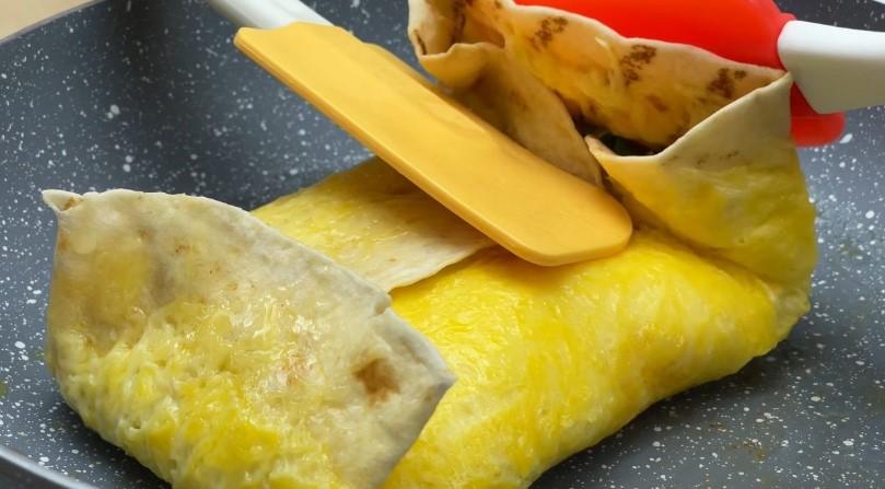 Лаваш з яйцем та сиром в італійському стилі