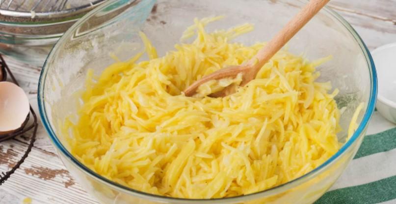 Єврейський картопляний кугель з цибулею та яйцями