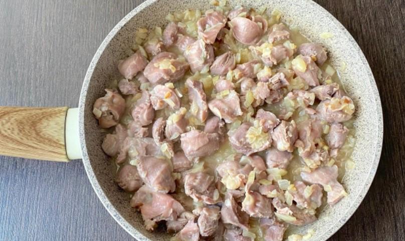 Курячі шлунки у сметанному соусі. Ділюсь рецептом