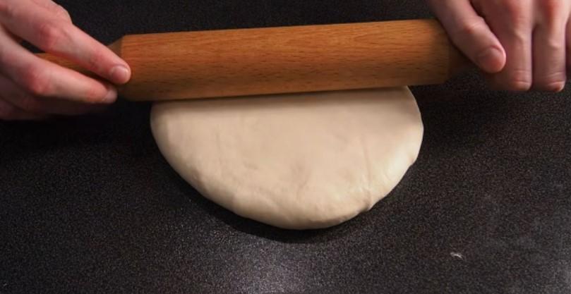 Рецепт хрумкого коржика на сковороді з сиром і картоплею