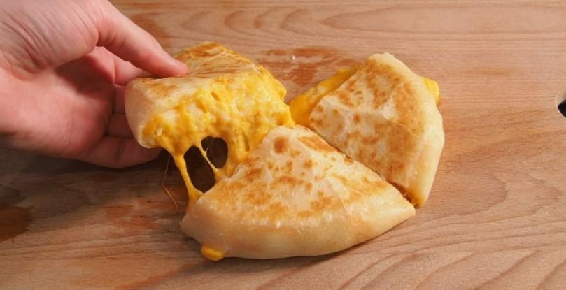 Рецепт хрумкого коржика на сковороді з сиром і картоплею