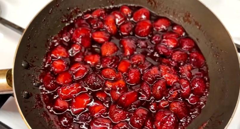 Полуничний десерт без випічки: легкий рецепт