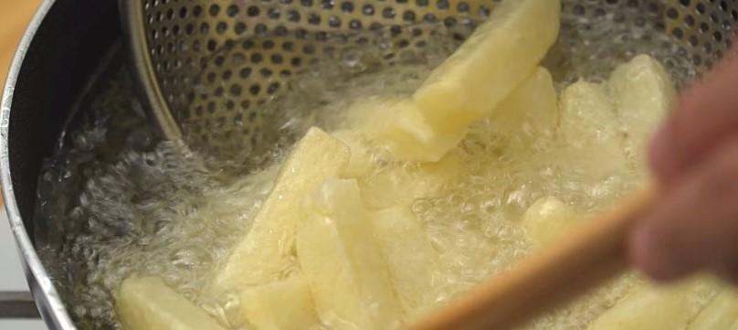 Картопля фрі з сирним соусом: найкращий рецепт