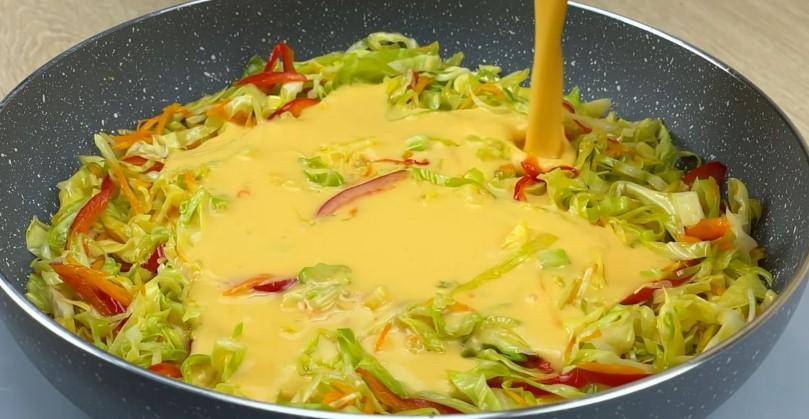 Овочева піца із сиром на сковороді