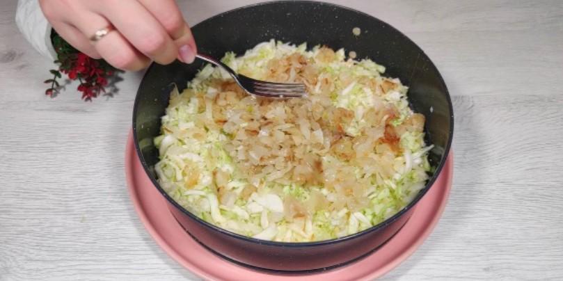 Багатошаровий салат з курячою печінкою та огірками