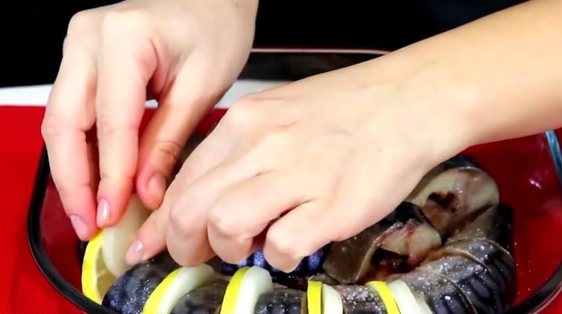 Соковита запечена скумбрія з лимоном та цибулею
