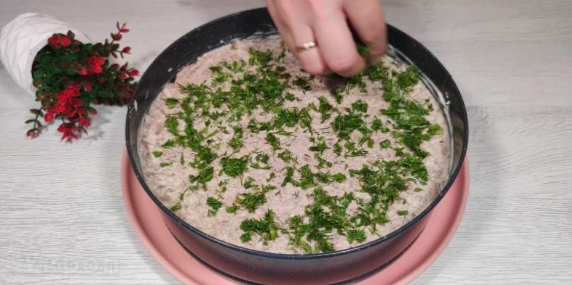Багатошаровий салат з курячою печінкою та огірками