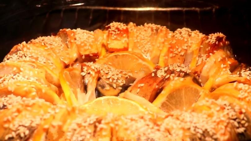 Соковита запечена скумбрія з лимоном та цибулею