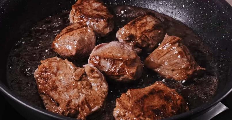 Як приготувати підливу з м'якою яловичиною та грибами