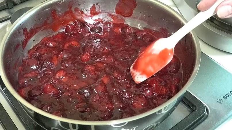 Рум'яні пиріжки з вишнею в духовці: рецепт випічки