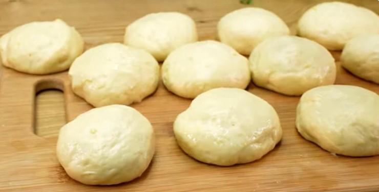 Хрумкі зовні – м'які всередині: пишні картопляні пончики на сковороді