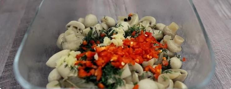 Мариновані гриби завжди готує мій чоловік за своїм фірмовим рецептом: дуже смачна закуска