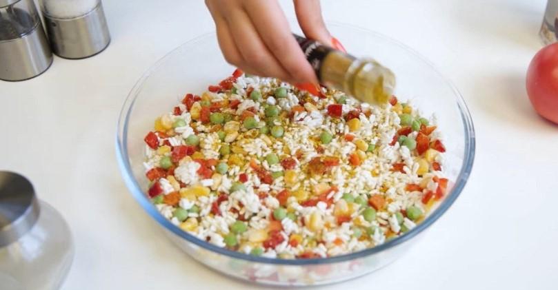 Вершкова курка під сиром у духовці з рисом та овочами