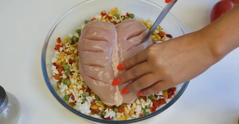Вершкова курка під сиром у духовці з рисом та овочами