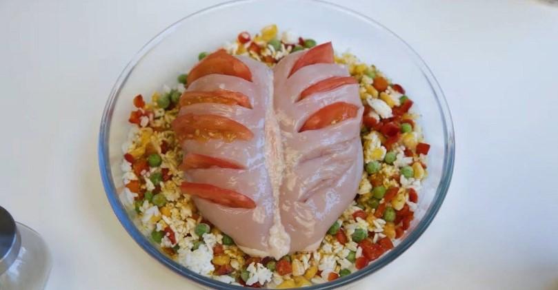 Вершкова курка під сиром у духовці з рисом та овочами